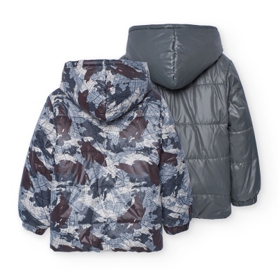 Duas jaquetas de criança acolchoadas, uma camuflada e outra cinza