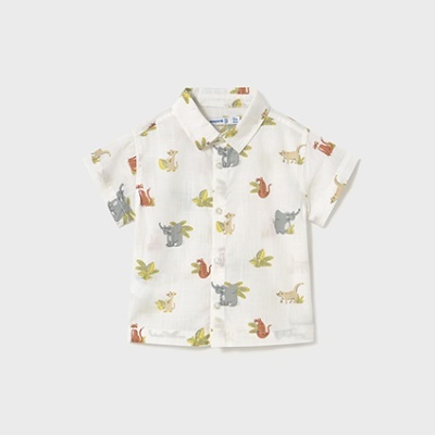 Camisa de criança branca com padrão de desenhos de animais coloridos