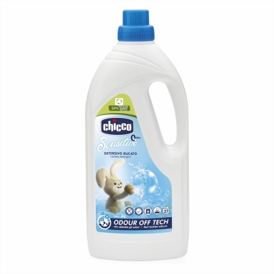 Frasco de detergente líquido Chicco Sensitive com tampa azul e etiqueta com urso de peluche e bolhas.