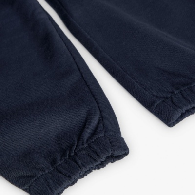 Bainha elástica de calças azuis escuras com costuras visíveis