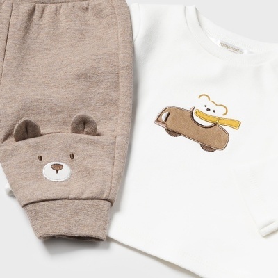 Conjunto infantil com calças castanhas e camisola branca com ursinho