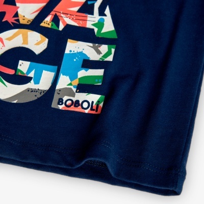 T-shirt azul escura com estampa colorida e logo BOBOlI