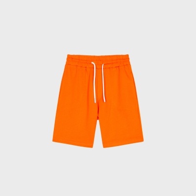 Calções de algodão laranja com cós elástico e cordões brancos sobre fundo cinzento claro