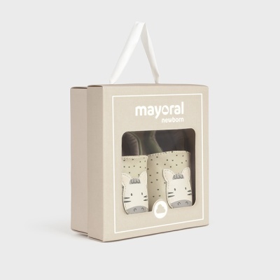 Caixa bege com peúgas para recém-nascido e texto Mayoral Newborn