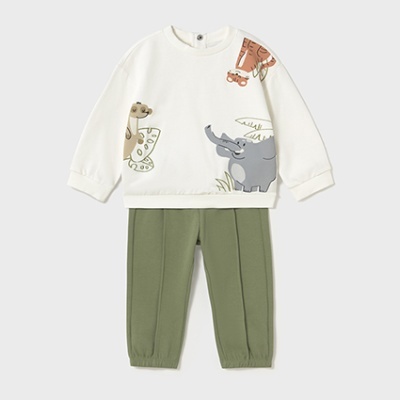 Conjunto infantil com camisola creme e estampado de animais, calças verdes.
