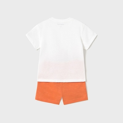 Conjunto infantil t-shirt branca e calções laranjas sobre fundo cinza claro