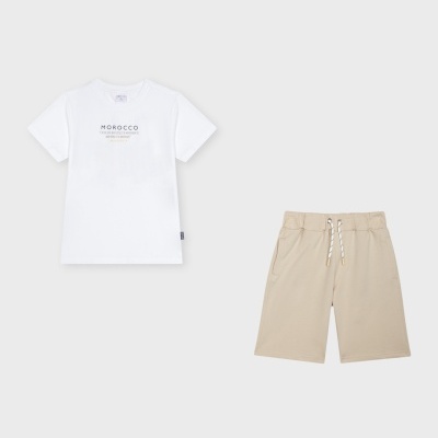 Conjunto infantil com t-shirt branca e calções bege