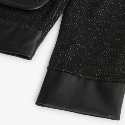 Mangas de roupa preta com textura e bainha preta lisa