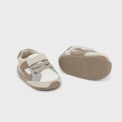 Sapatilhas de bebé em tecido branco e bege com sola castanha e fecho de velcro
