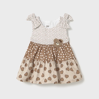 Vestido infantil bege e castanho com padrões variados e ursinho aplicado no peito