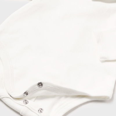 Body de bebé branco com gola e botões de pressão