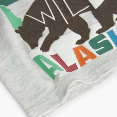 tecido com estampa de urso, árvore e texto WILD ALASKA colorido