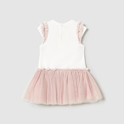 Vestido de bebé branco com saia de tule rosa visto de costas.