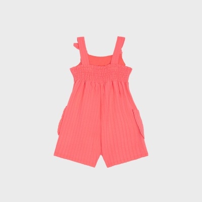 Macacão curto coral para criança com alças largas e bolsos