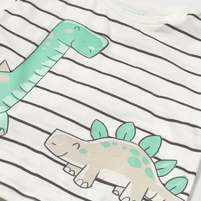 T-shirt infantil riscas brancas e pretas com estampado de dinossauros verdes e cinza