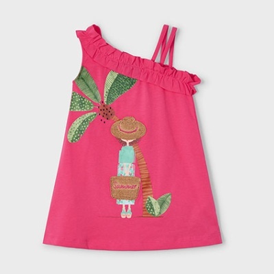 vestido rosa de criança com aplicação bordada de menina com chapéu junto a palmeira