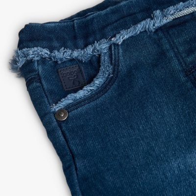 Calças de ganga azul com detalhes desfiados e etiqueta 'bopop'