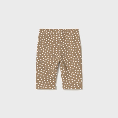 Calças castanhas com bolinhas brancas sobre fundo cinza claro