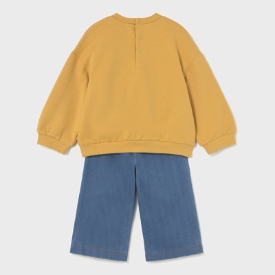 Conjunto infantil com camisola castanha clara e calças largas azul claro