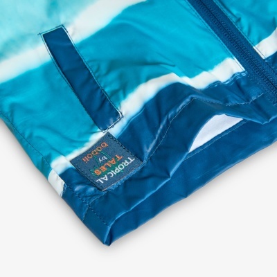 Peça de roupa azul claro e escuro com padrão branco e etiqueta TROPI CAL by robbih