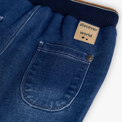 Calça azul denim com bolso e etiqueta 'discover world'