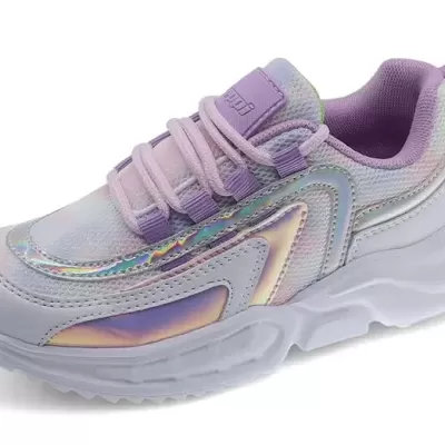 Ténis lilás com detalhes iridescentes e sola branca