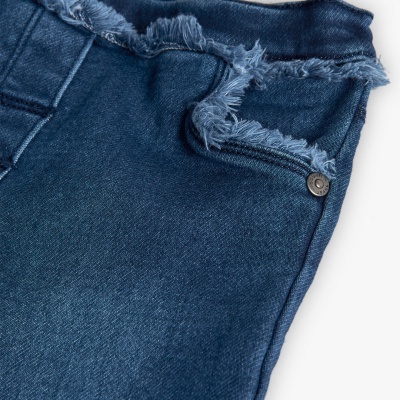 Calças de ganga azuis com bainha e bolso