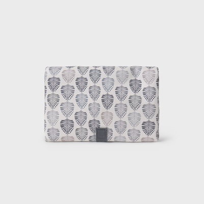 Carteira em tecido com padrão de folhas cinzentas