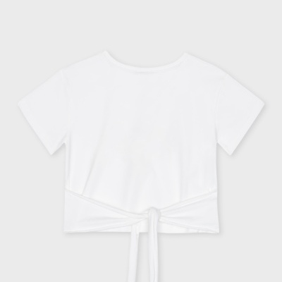 T-shirt branca de manga curta com cauda para amarrar na parte traseira