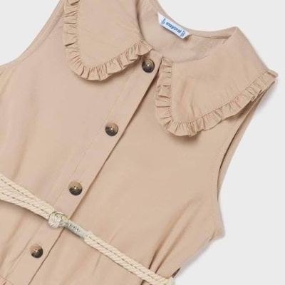 Vestido bege sem mangas com gola franzida e cinto tipo corda branca