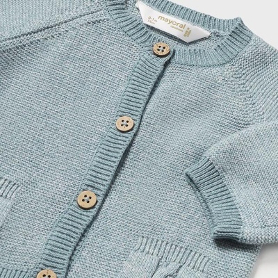 Cardigã de malha azul claro para bebé com botões de madeira e bolsos trançados.