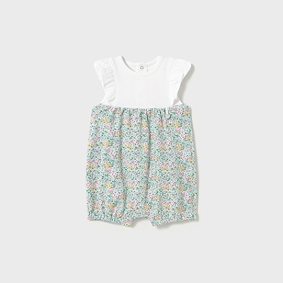 Macacão curto branco e floral para bebé