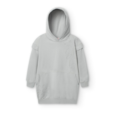 Vestido com capuz cinzento claro, mangas compridas e bolsos frontais.