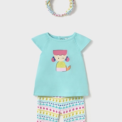 Conjunto infantil com t-shirt azul, calças coloridas e faixa de cabelo com padrão de pontos.