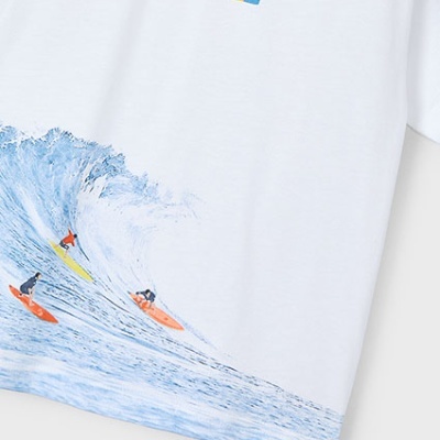 T-shirt branca com impressão colorida de surfistas e texto SURF