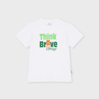 T-shirt branca com texto colorido 'Think Brave, Be Different'