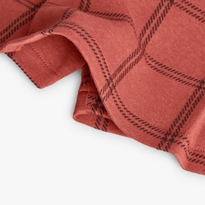 Pano terracota com padrão xadrez castanho