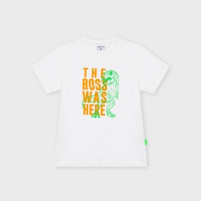T-shirt branca com estampado de dinossauro e texto em laranja