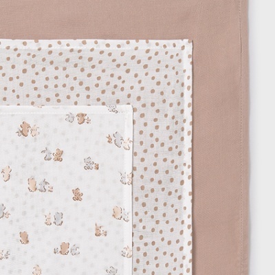 Três toalhas em bege e branco com padrões de ursinhos e bolinhas.