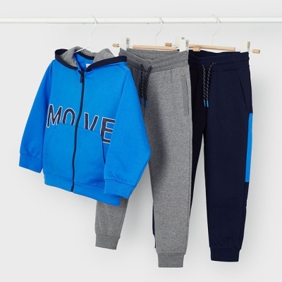 Conjunto infantil azul e cinzento pendurado em cabides