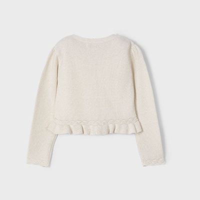 Casaco de malha creme com folhos na bainha e mangas compridas.