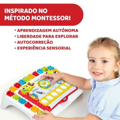 Menina a brincar com brinquedo educativo colorido com texto sobre método Montessori