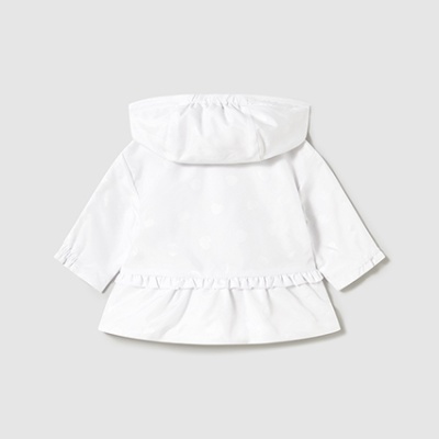 Capa branca para criança com capuz e folho na parte inferior