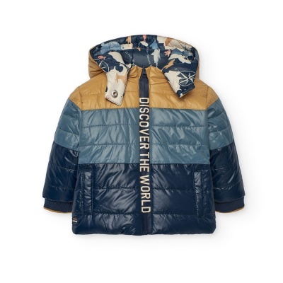 Casaco infantil acolchoado bicolor com capuz e texto DISCOVER THE WORLD