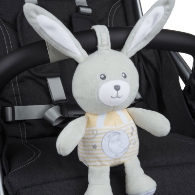 Boneco peluche coelho cinza com vestido amarelo preso ao carrinho de bebé preto