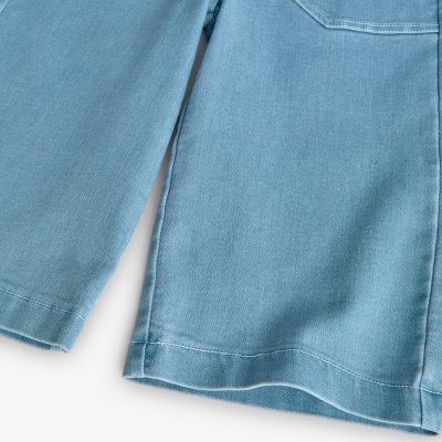 Casaco ou camisa azul claro em tecido grosso com bolso frontal