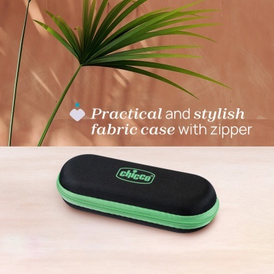 Estojo de tecido preto e verde com a marca chicco