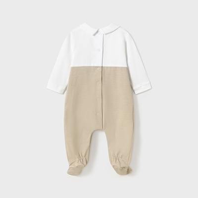 Macacão de bebé branco e bege com gola e botões frontais