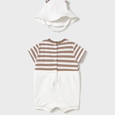 Conjunto para bebé com macacão riscado e chapéu branco com orelhas