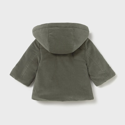 Casaco verde musgo com capuz para bebé visto de trás